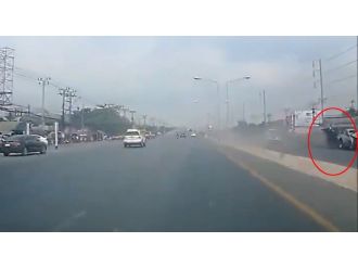 Otomobil sürüklediği pikapla kamyona çarptı