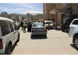 Özel harekat polislerini taşıyan zırhlı araç devrildi