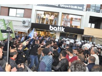 Laiklik eyleminde polise saldırdılar: 12 gözaltı