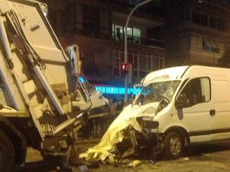Minibüs çöp kamyonuna çarptı: 2 ölü