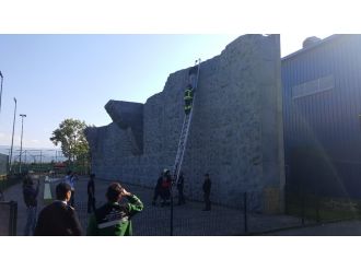 Tırmandığı duvardan inemedi