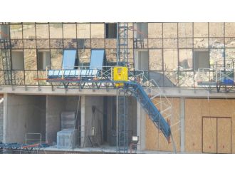 İnşaat iskelesi ortadan ikiye ayrıldı: 4 işçi yaralı