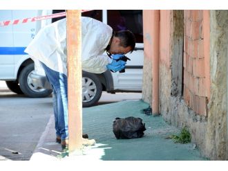 Kapısının önünde buldu, anında polisi aradı !