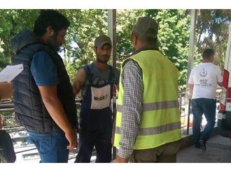 İşçi sıcak asfalta düştü