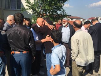 Şehit babası polislere sarıldı