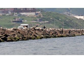 Bir günlük bebeğini yastıkla boğup denize attı