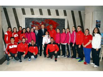 Erdoğan, A Millilerle hatıra fotoğrafı çektirdi