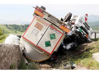 Yalova’da azot yüklü tanker devrildi