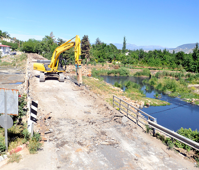 Aksu Köprüsünde Yıkım Çalışmaları Başladı