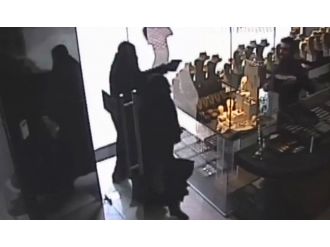 Çarşaflı soygun girişimi kamerada