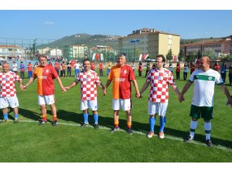 Efsane futbolcular el ele sahaya çıktı