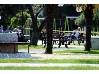 Bomba tehlikesine aldırmadan oturmaya devam ettiler