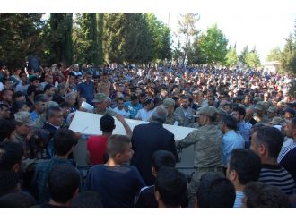 Şehidi binlerce kişi uğurladı