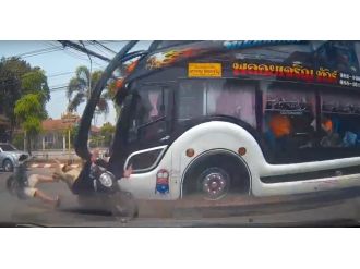 Karşıya geçmek için acele edince...