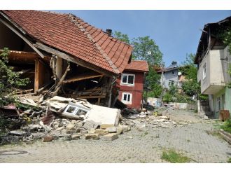 Heyelan Mahalleyi Savaş Alanına Çevirdi