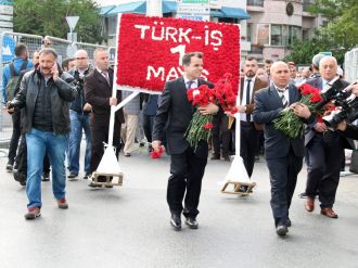 Türk-İş Taksim’e çelenk bıraktı