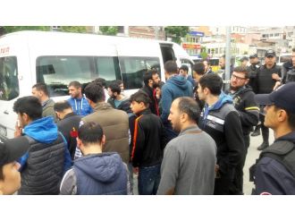 Gözaltına alınmayı beklerken selfie çektiler