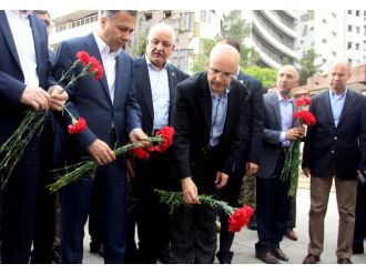 Bakan Şimşek patlamanın yaşandığı alana karanfil bıraktı