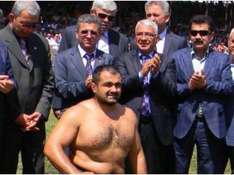 Güreşen oğlunu izlerken kalp krizi geçirdi