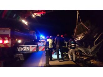 Minibüs takla attı: 1 ölü, 18 yaralı