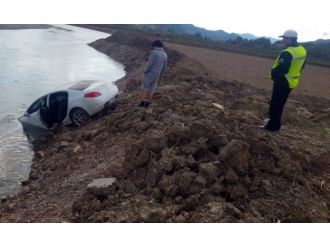 Otomobil Kızılırmak’a uçtu: 6 kişi...