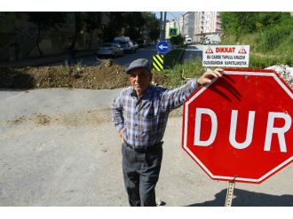 ’Tapulu arazim’ diyerek caddeyi kapattı