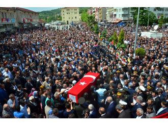 Şehidi binler uğurladı