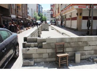 Belediyeye kızan vatandaş yola duvar ördü