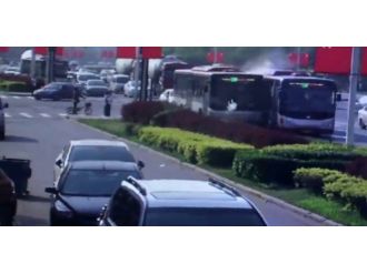 Otobüs şoförleri trafikte birbirine girdi