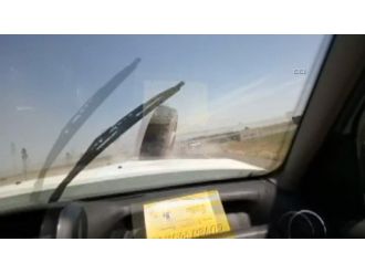 Kamyondan kopan tekerlekler otomobile çarptı!
