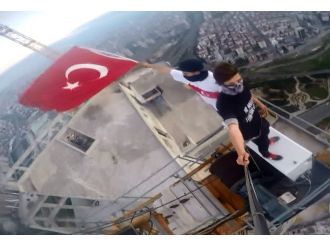 En yüksek binada Türk bayrağı dalgalandırdılar