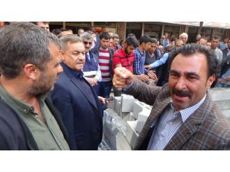 Dün duvar örmüştü, bugün akrabalarıyla geldi!