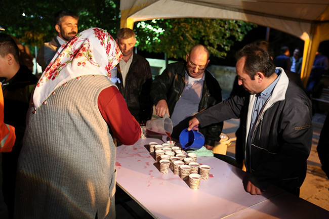 Eshab-I Kehf Külliyesinde Miraç Gecesi Osmanlı Şerbeti İkram Edildi