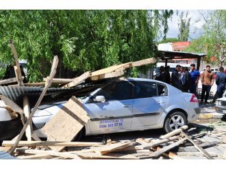 Fırtınanın uçurduğu çatı 5 aracı hurdaya çevirdi