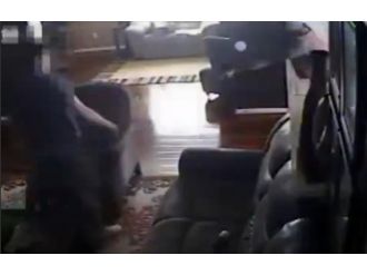 Eve girdi, cüzdanı gasp etti, çekip gitti