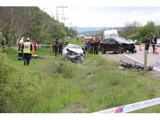 Araçlar hurdaya döndü: 3 ölü, 4 yaralı