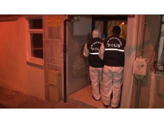 Çocuklarının gözü önünde eşini öldürdü