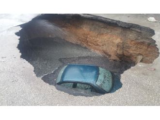 Başkent’te ilginç kaza: Araç yolda açılan çukura düştü