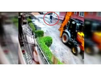 Yol çalışması yapan kepçe yaşlı adamı ezdi