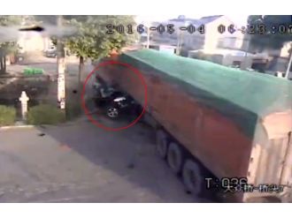 TIR cipi kağıt gibi ezdi