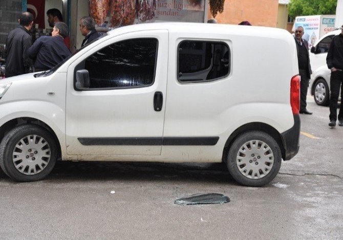 Polis Aracının Camını Kırıp Kaçmak İstedi