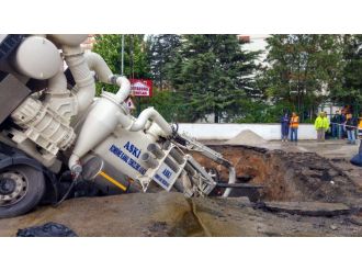 O çukura bu kez de vidanjör düştü