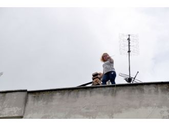 Çatıya çıkan kadını kurtarmak isteyen polis yaralandı