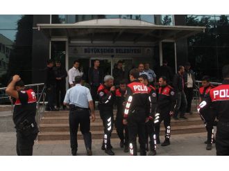 Belediye binasını basan 3 kişiye gazlı mdüahale