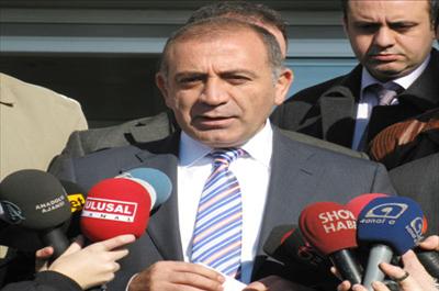 Tekin: Biz bir elmanın yarısı gibiyiz