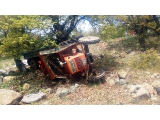 Traktör uçuruma yuvarlandı: 1 ölü, 9 yaralı