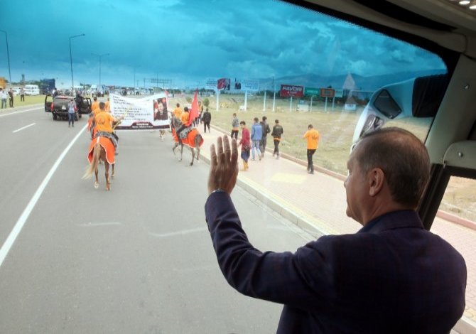 CUMHURBAŞKANINA ATLILAR EŞLİK ETTİ