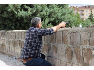 Esrar satıcıları polisle çatıştı