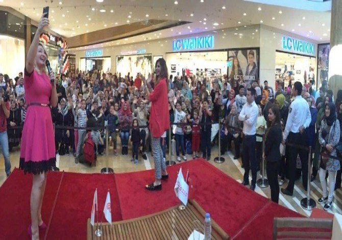 KAHRAMANMARAŞ'TA HAYRANLARIYLA BULUŞTU