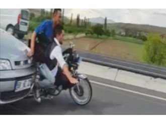 Otomobil motosikletli gençlere böyle çarptı